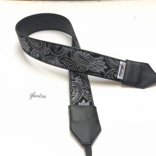 Popruh na fotoaparát - Stříbrné paisley